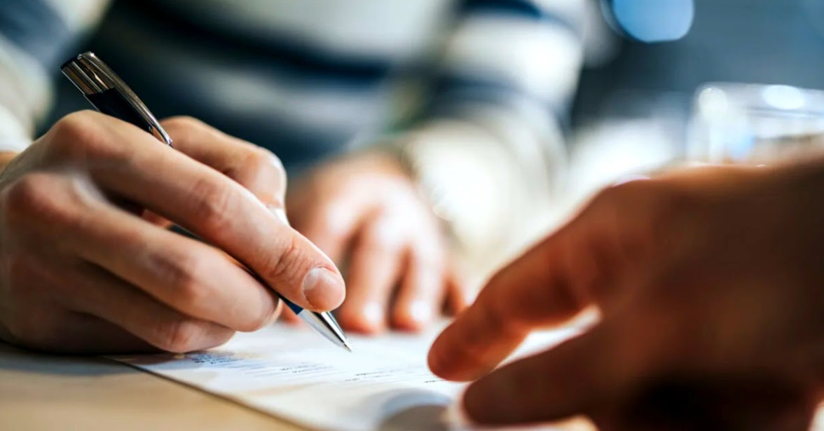  توثيق عقد العمل من خلال الموظف 