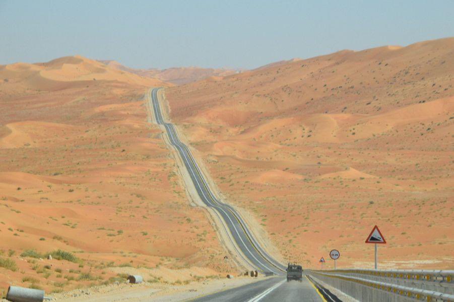 كم تبعد عمان عن السعودية بالطائرة و السيارة